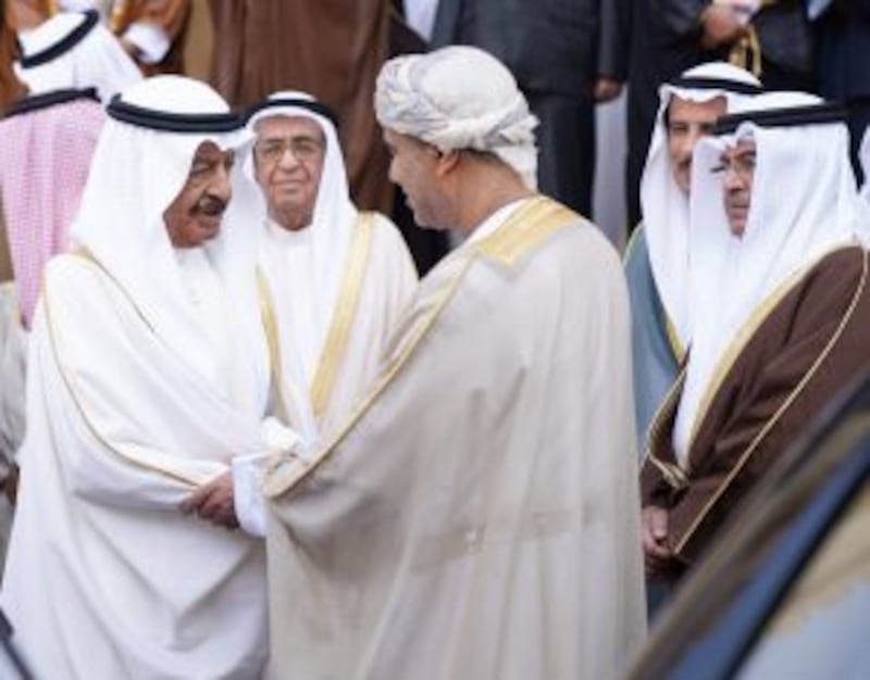 رئيس وزراء البحرين يزور سفارة السلطنة بالمنامة