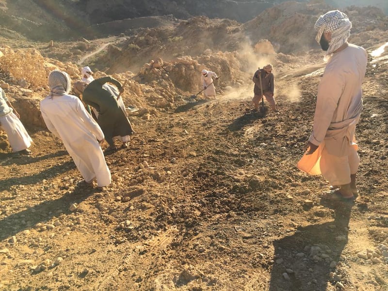 مواطنون يُناشدون برصف طريق “جبل مقطع”