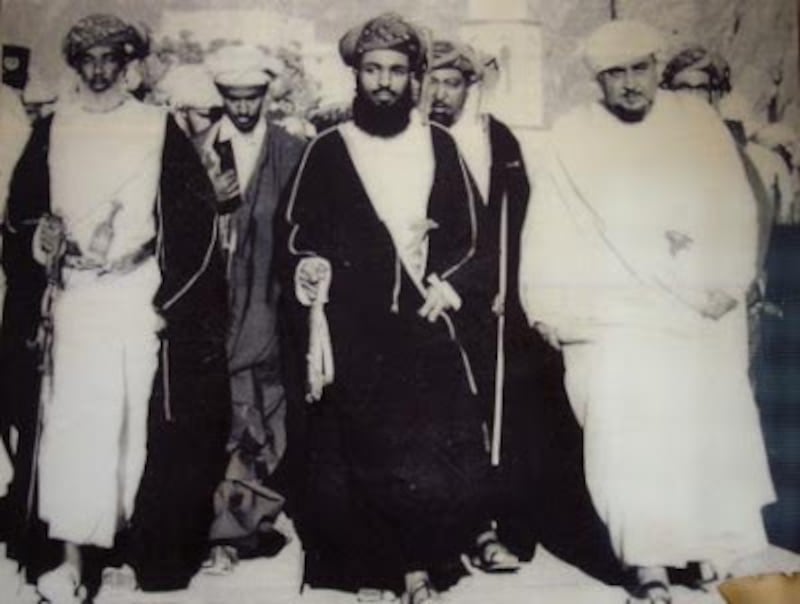 يُعدّ شخصية استثنائية: تعرف على سيرة طارق بن تيمور والد جلالة السلطان