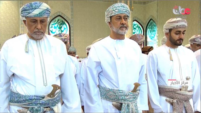 بالصور: جلالة السلطان يؤدي صلاة العيد