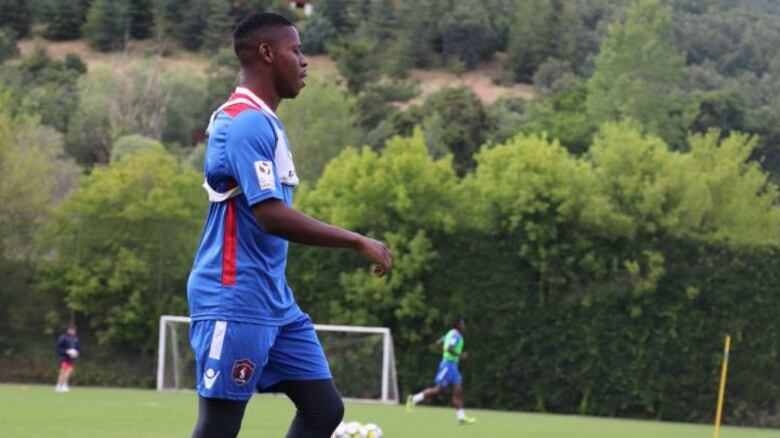 الإصابة تُهدد مشاركة أحد مدافعي منتخبنا في أمم آسيا