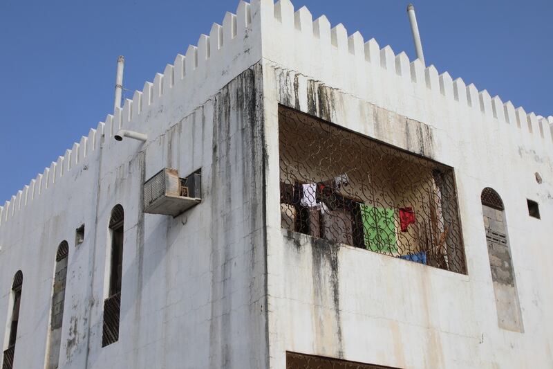 بالصور: رصد تجاوزات في البناء.. وبلدية مسقط تُحذّر