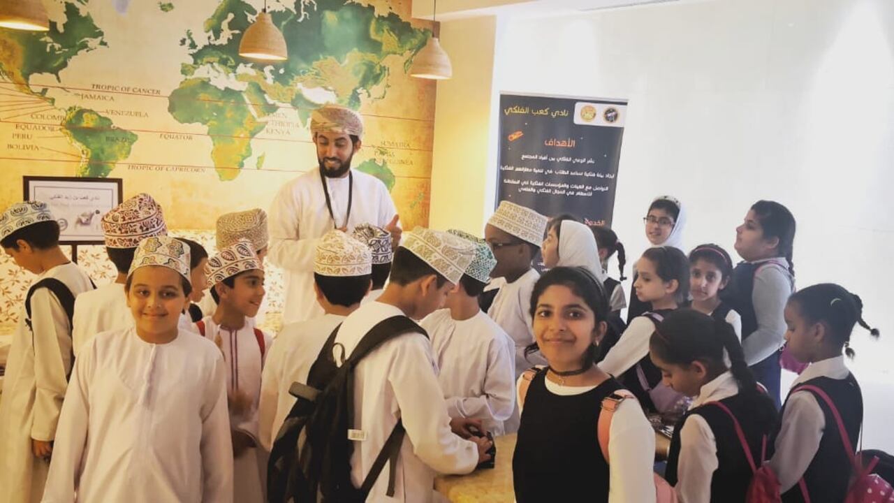 مُبادرة فلكية في إحدى مدارس السيب والمشرف عليها يوضحها