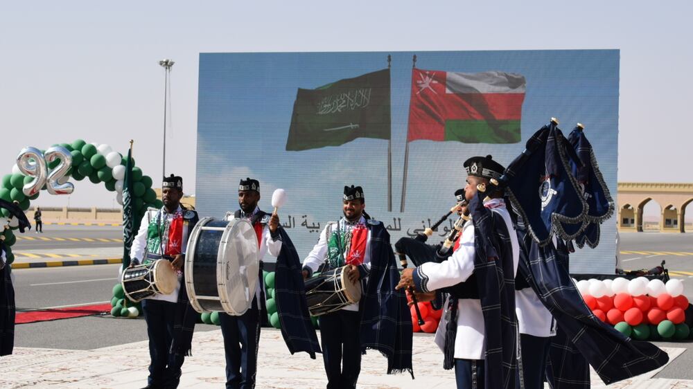 بالصور: احتفالية من “الاحتفالات الوطنية” وشرطة عُمان السلطانية باليوم الوطني السعودي
