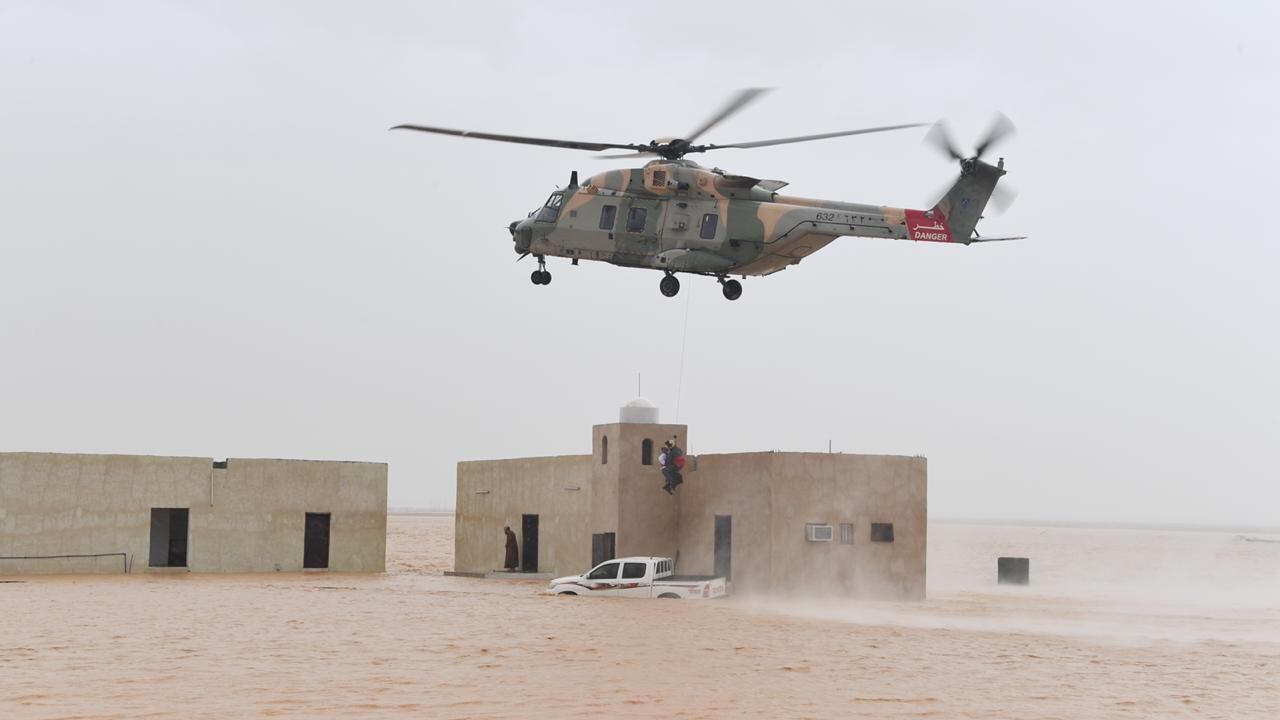 بالصور: إخلاء جوي لمواطنين ومقيمين من مرمول