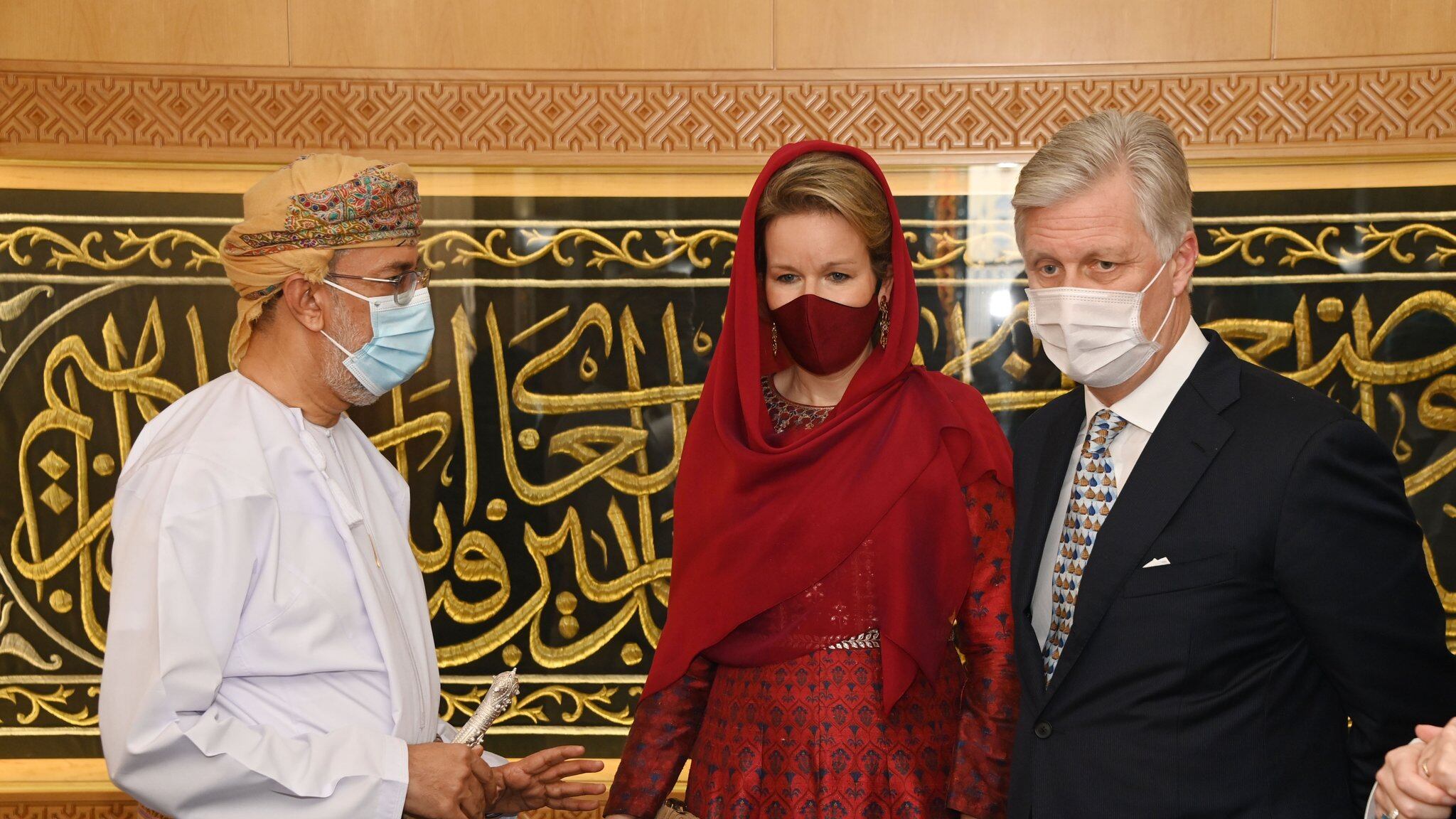 بالصور: ملك البلجيكيين وقرينته يزوران جامع السلطان قابوس الأكبر