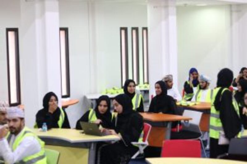 أكدن بأنه الأول من نوعه في السلطنة:  ثلاث عمانيات يبتكرن محلولًا للزراعة المائية