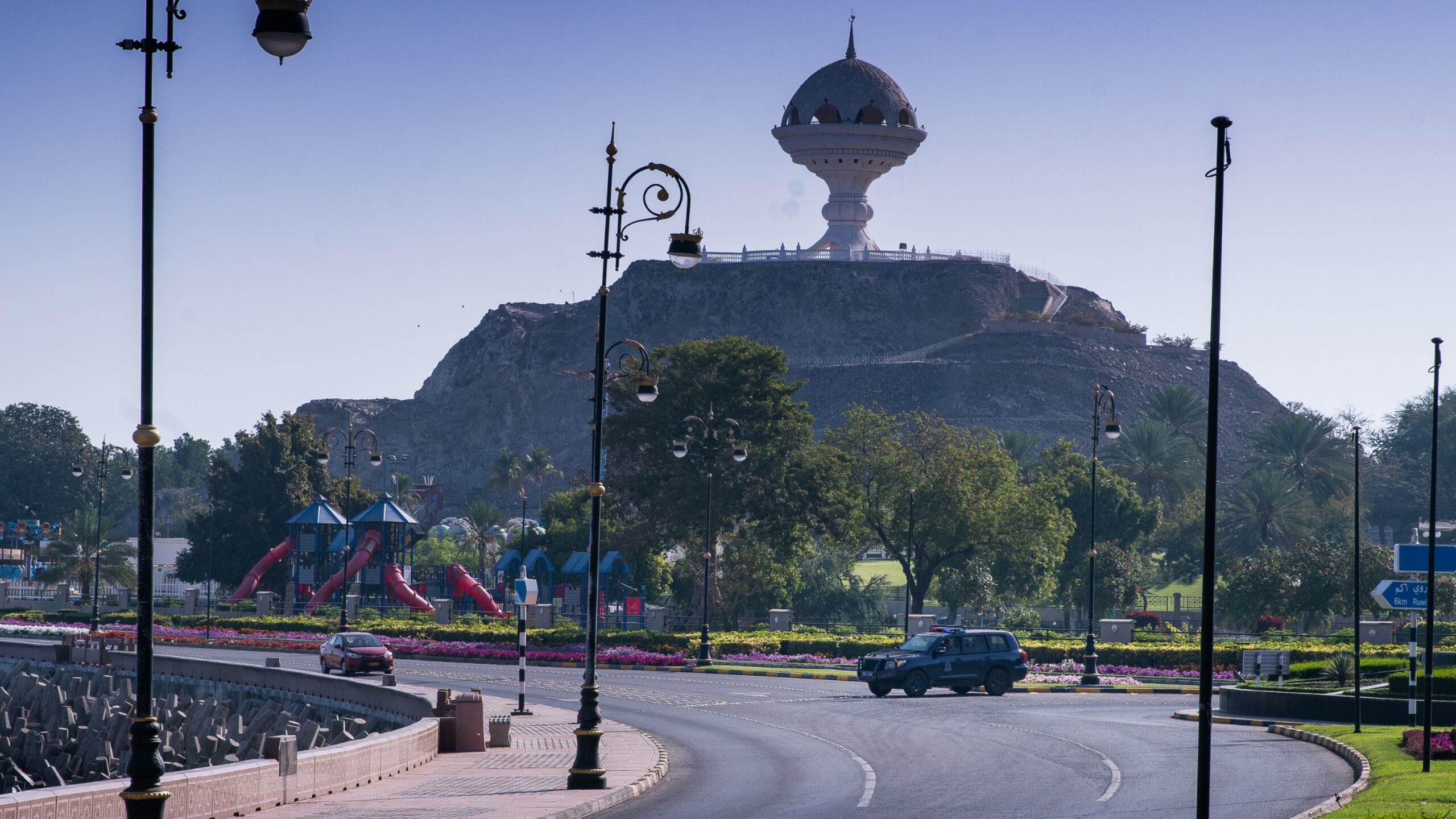 لمرتادي شارع السلطان قابوس: منع الوقوف على جانبي المسار