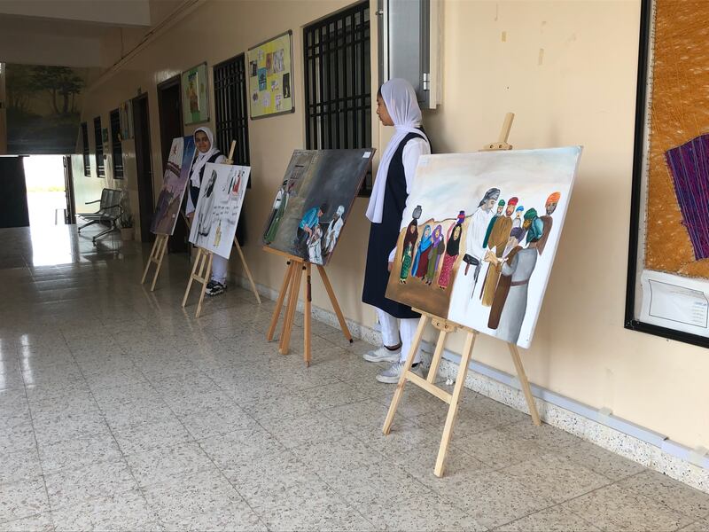 منها حضوره المدارس وهو في زيه العسكري: أكاديميون يتحدثون عن اهتمام السلطان قابوس بالتعليم