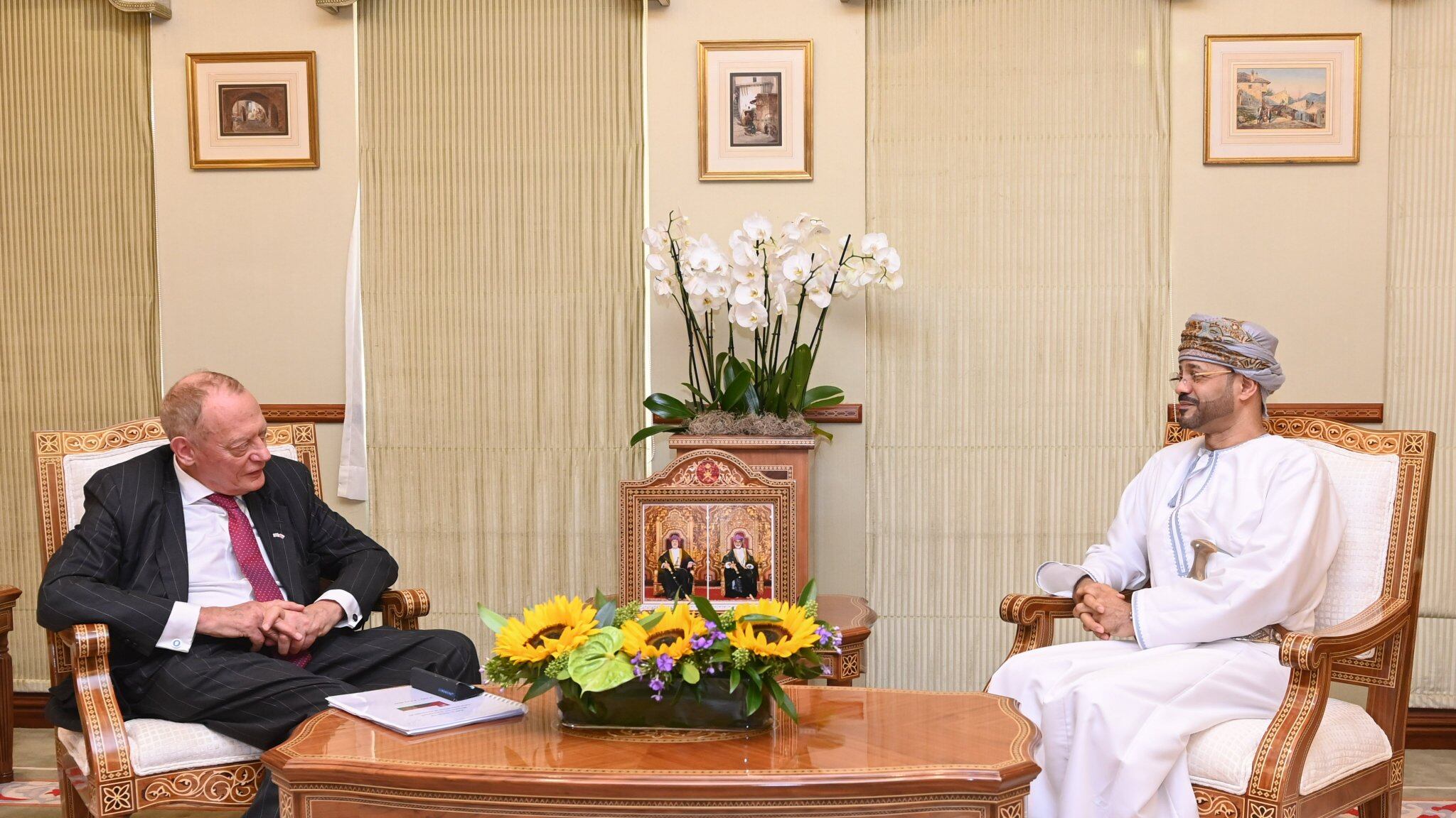 السيد بدر يستقبل وزير الاستثمار البريطاني