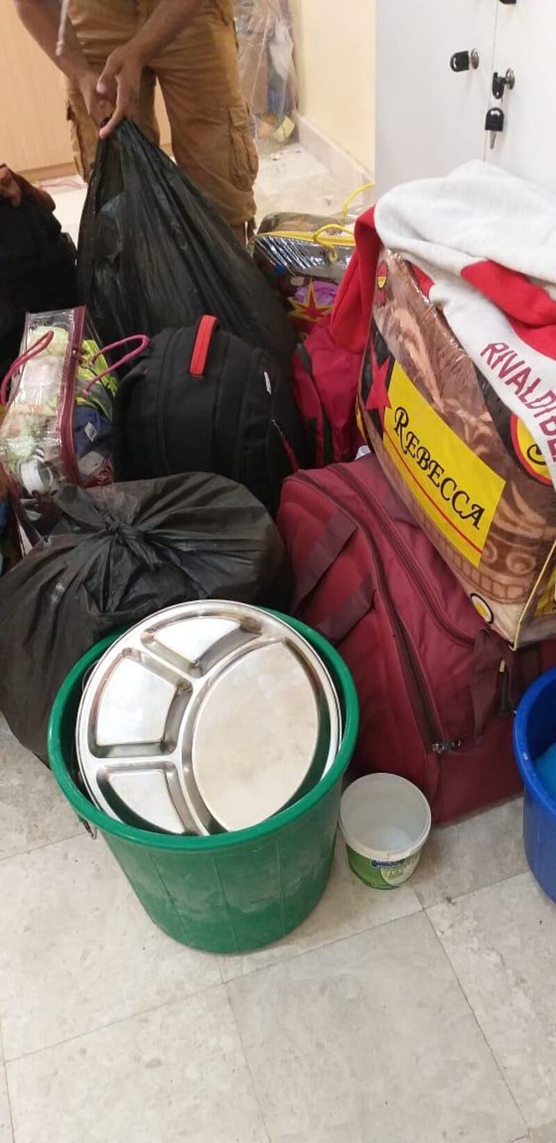 تنفيذًا لحكم قضائي: إخراج وافدين من مبنى سكني