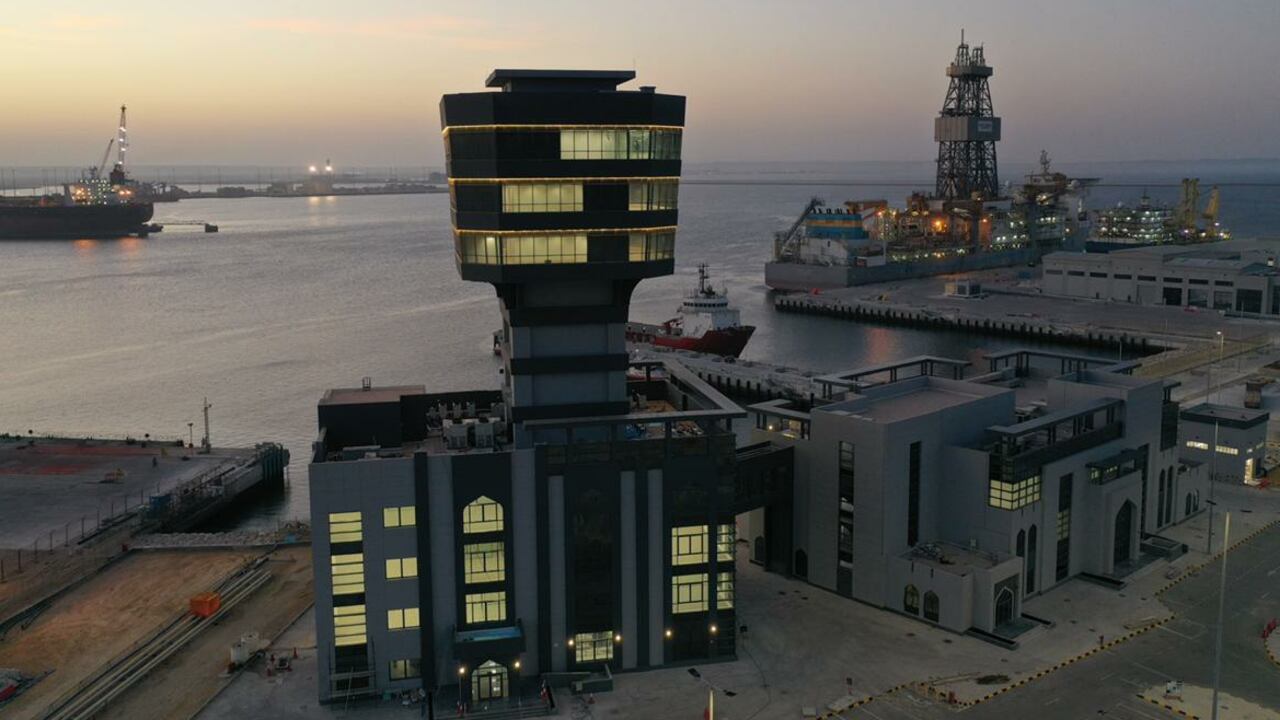 بعد إضاءته مؤخرًا: ماذا تعرف عن مكونات برج ميناء الدقم؟