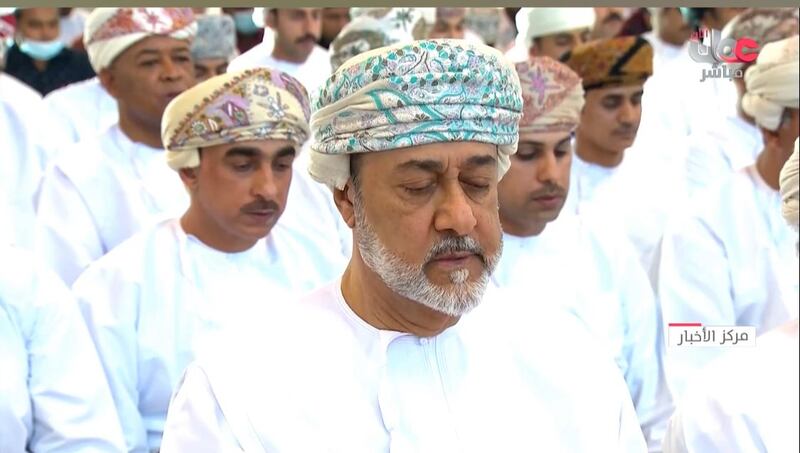 بالصور: جلالة السلطان يؤدي صلاة العيد