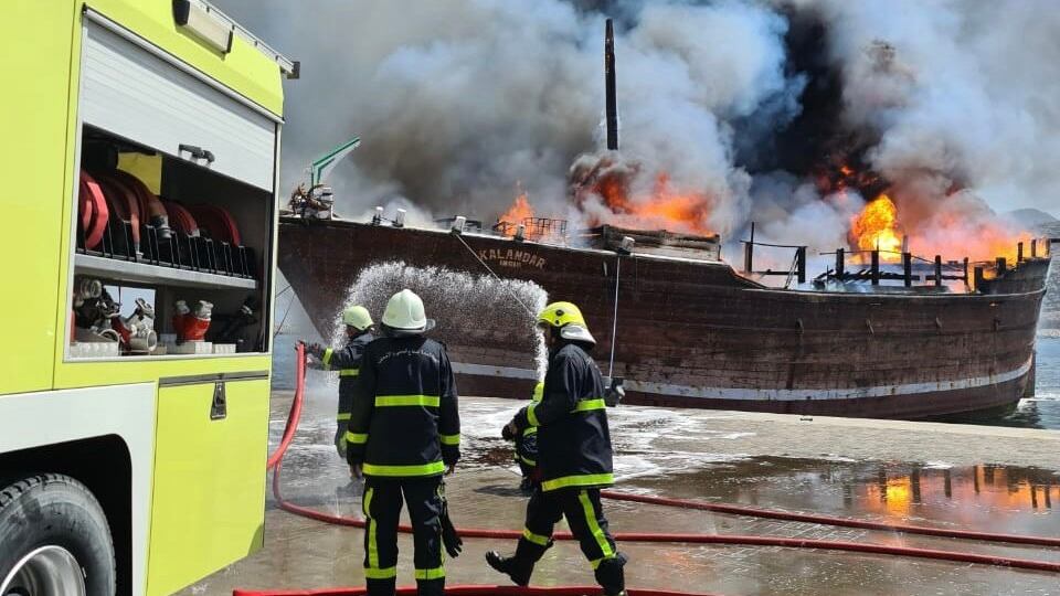 بالصور: السيطرة على حريق في سفينة خشبية