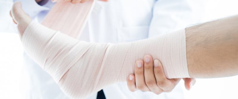 ارتداء الكعب العالي لفترات طويلة قد يُسببه: ماذا تعرف عن خطورة التواء الكاحل؟