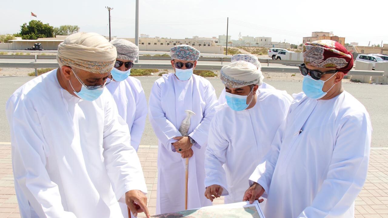 بينهم 3 وزراء: مسؤولون يطلعون على سير العمل في طريق الباطنة الساحلي