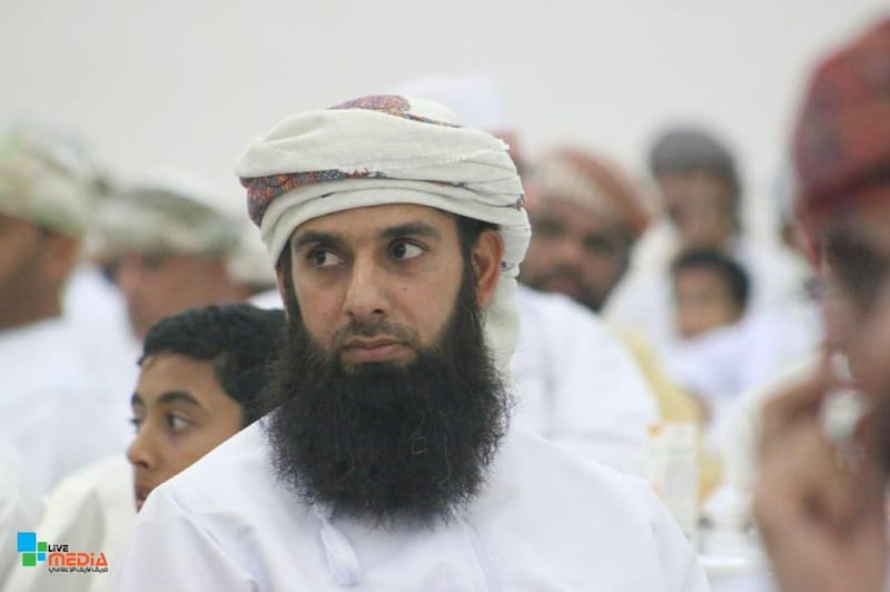 كان مطلوبًا من الإنتربول: قصة الشاب العماني “موتو” من القضبان الحديدية إلى الحرية والأمان