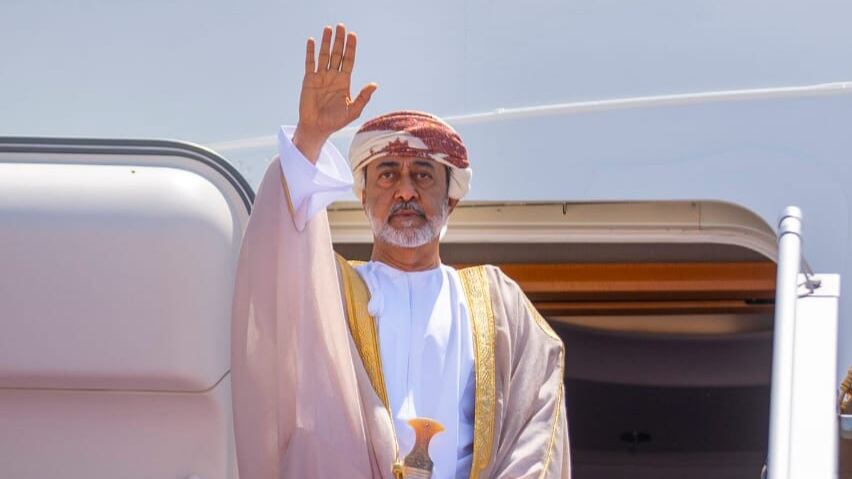 جلالة السلطان يعود إلى أرض الوطن