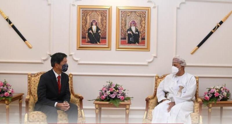 سمو السيد شهاب بن طارق يتسلم رسالة من وزير الدفاع الياباني