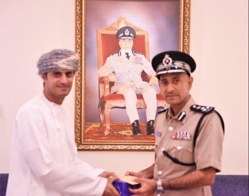 الشرطة تكرم مواطنين اثنين