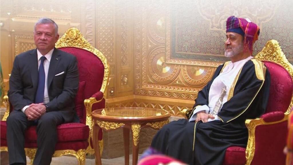 جلالة السلطان والملك عبدالله الثاني يستعرضان مسيرة العلاقات الأخوية