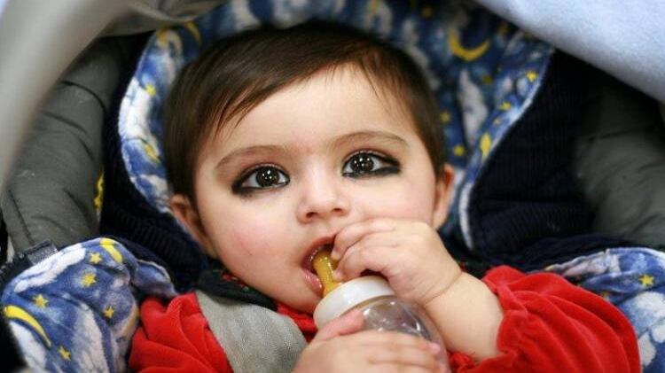 احذر من “تكحيل” عيني طفلك؛ فله نتائج كارثية