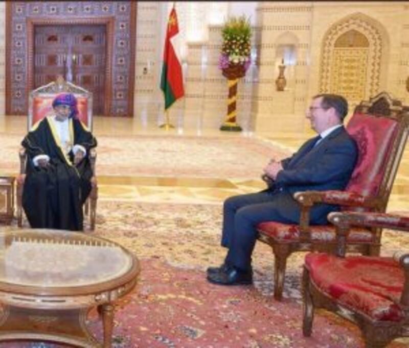 بالصور: جلالة السلطان يتقبل أوراق اعتماد سفيرين