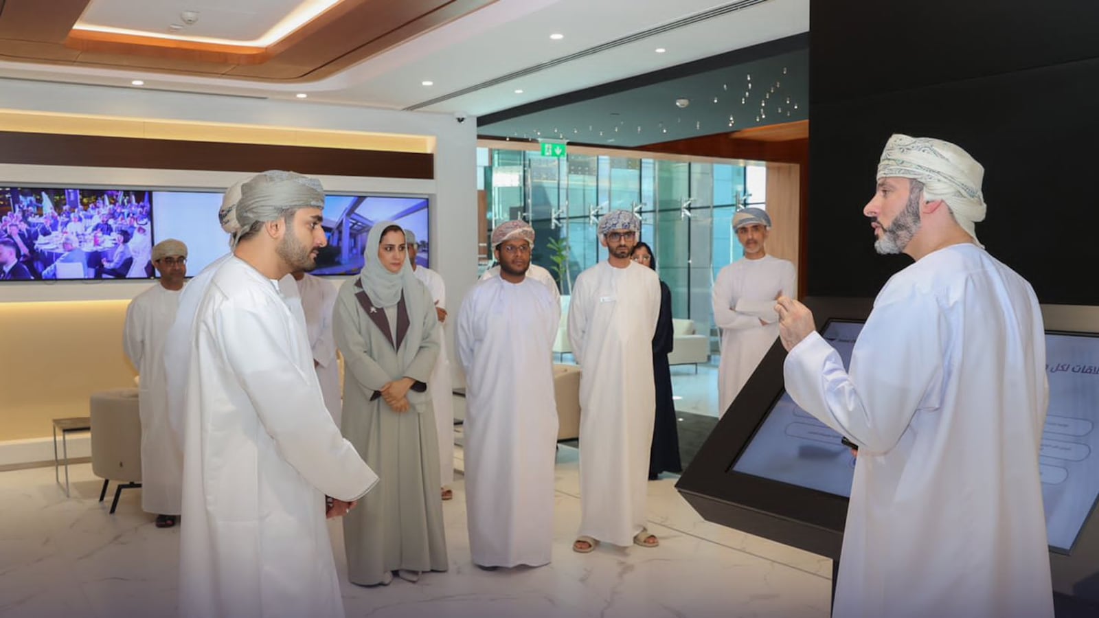 بالصور: سمو السيد ذي يزن يزور صالة استثمر في عمان