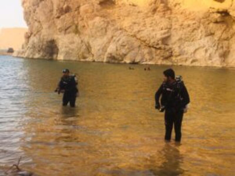 بالصور: انتشال جثة غريق من وادي ضيقة