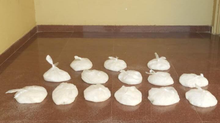 القبض على مُهرِّب مخدرات وملاحقة 3 آخرين في البحر