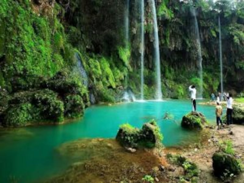 بالخريطة والصور.. تعرّف على عين أثوم وشلالاتها التي لا تنقطع