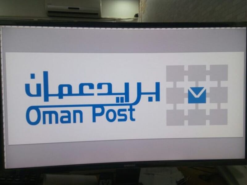 بريد عمان تعرّف بخدماتها للمتجهين إلى صلالة عبر واحة الصحراء