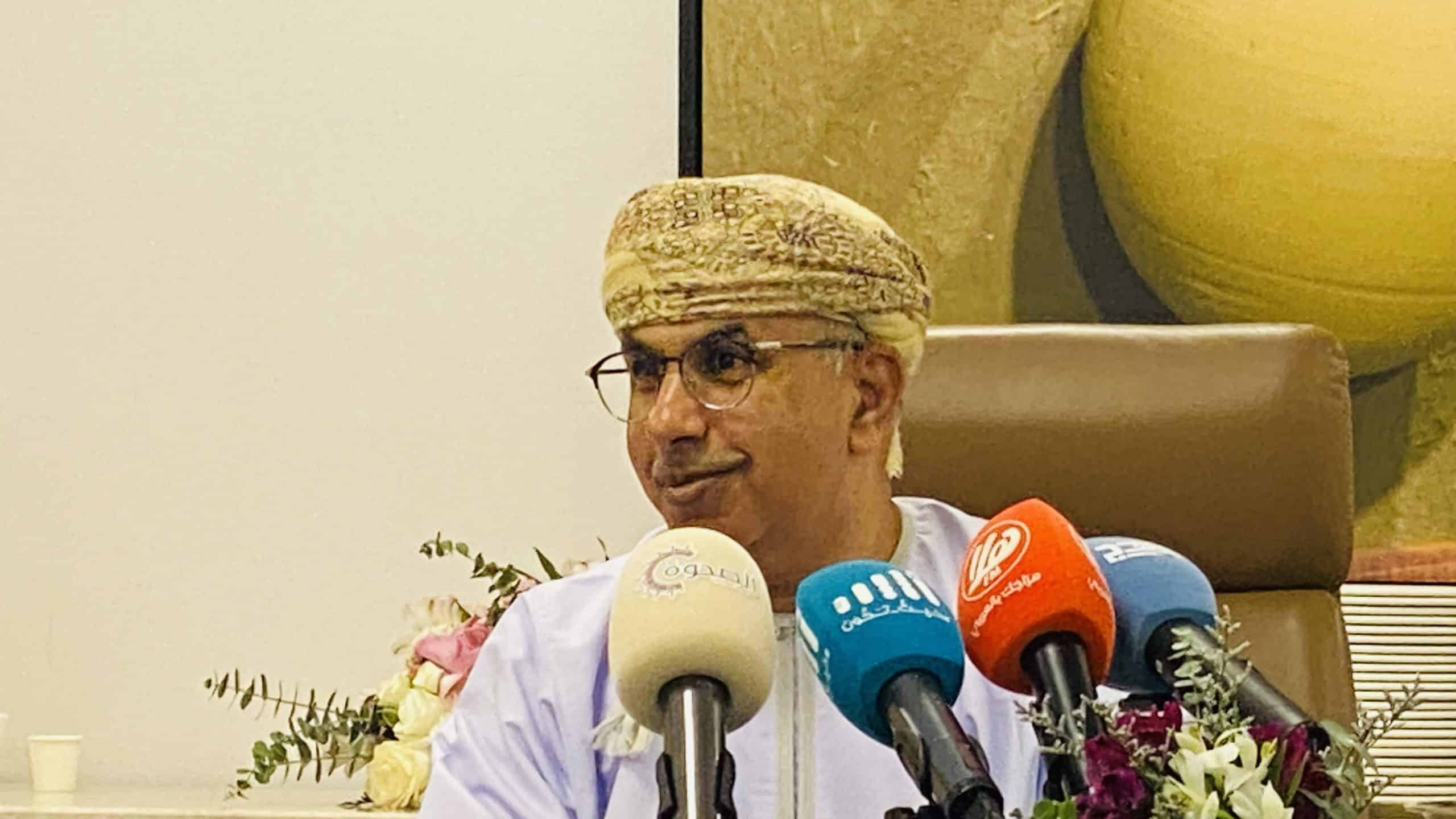 وزير الصحة ينفي ما يُتداول عن رسوم السجلات ويبشِّر بمركز الإخصاب