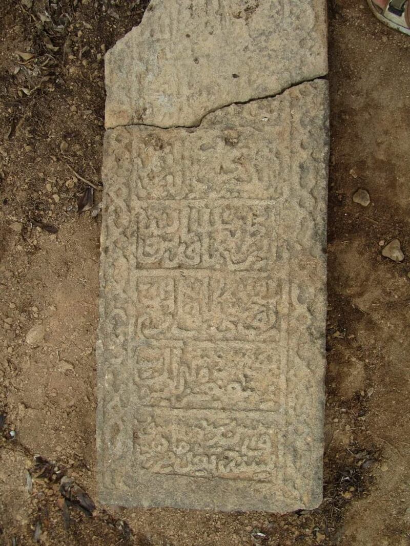 بالصور: مقبرة في ظفار تضم شواهد تاريخية قديمة عُرِض بعضها في لندن
