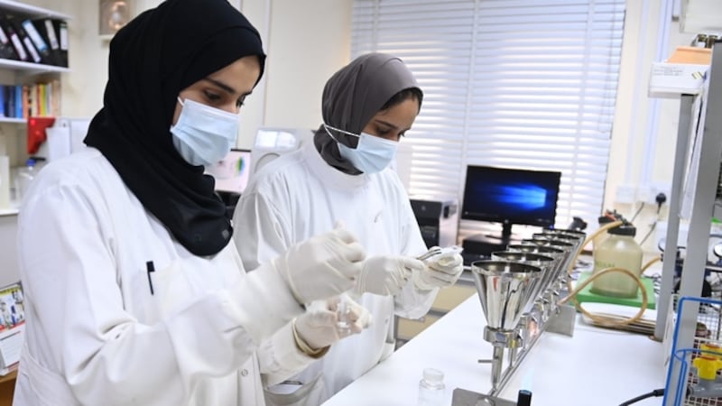 عمانيات يقدمن التهنئة بيوم المرأة العمانية