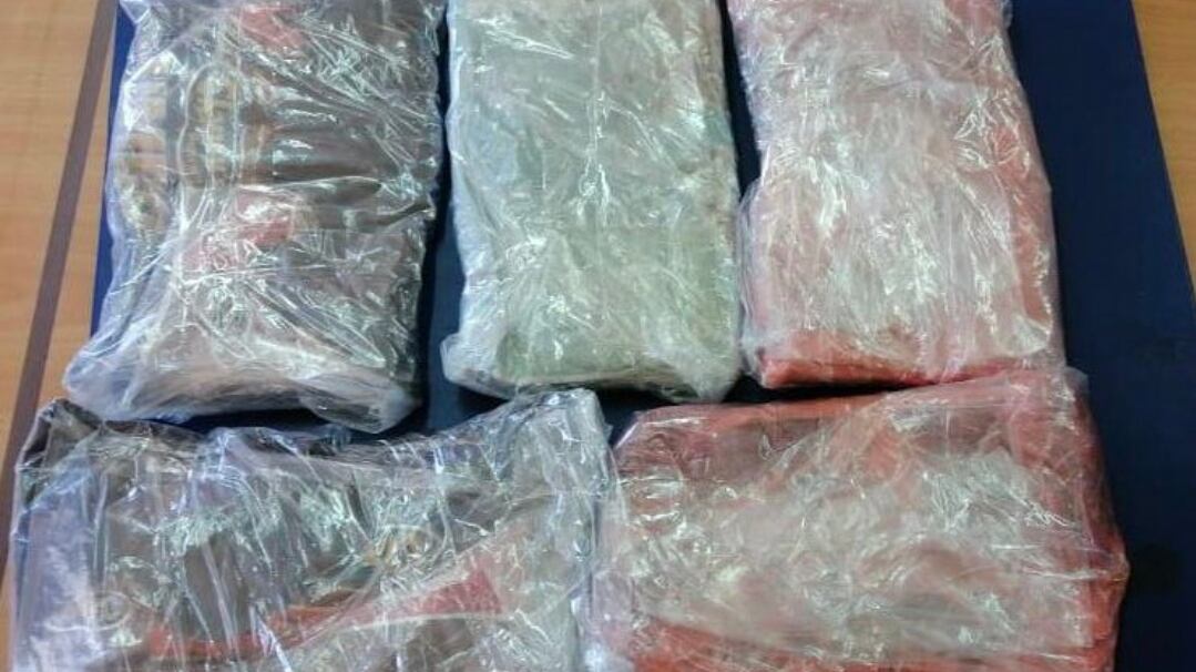 أفريقي يحوز كميات كبيرة من المخدرات