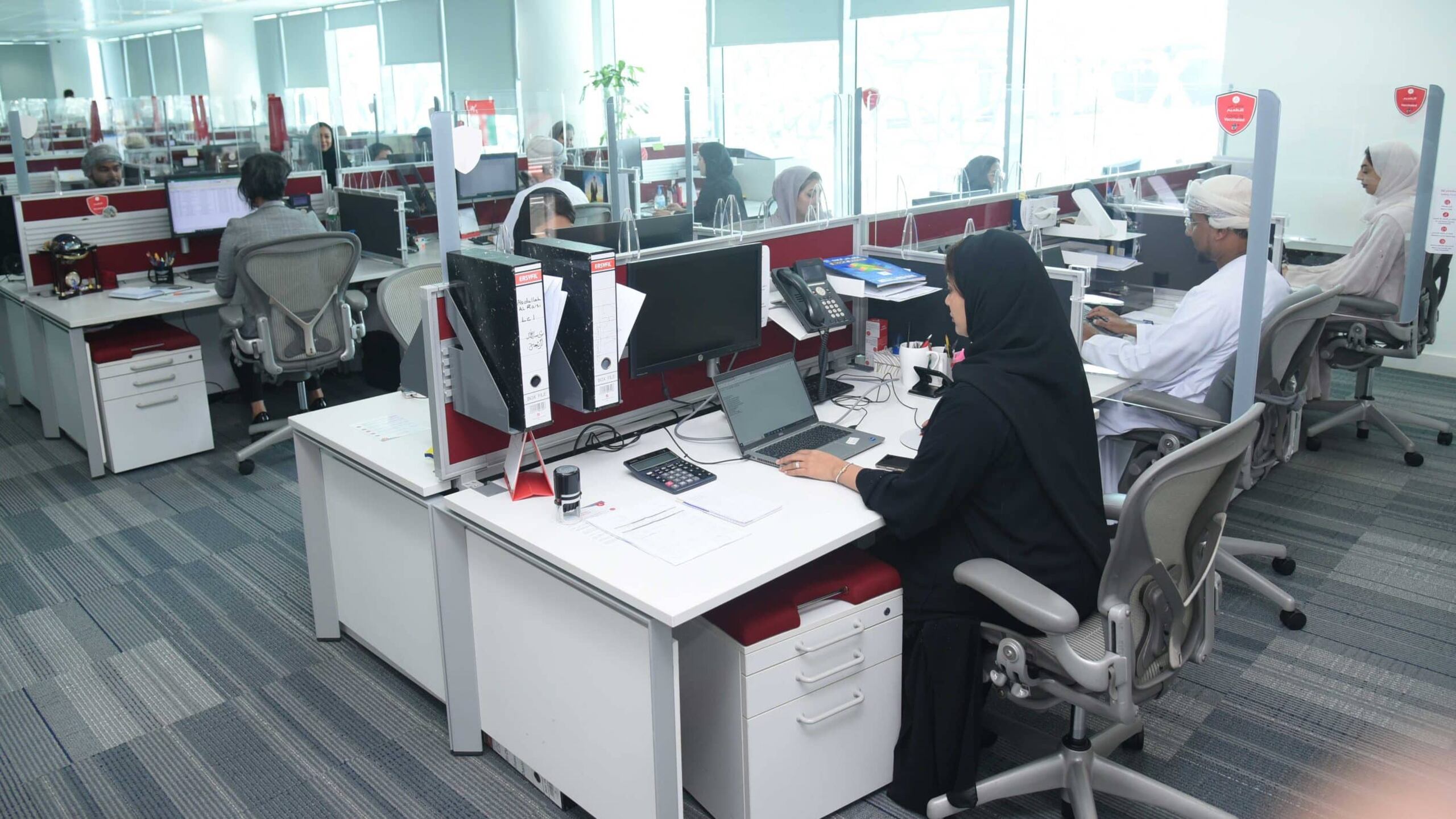 بنك مسقط يقدم 85 منحة دراسية وينفذ 414 برنامجًا تدريبيًا للموظفين في النصف الأول من العام