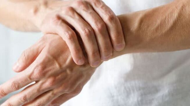 لمن يشعر بتنميل في أطرافه؛ هذا الحوار مع اختصاصي سيوضح لك الأسباب والعلاج