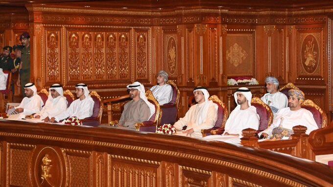 بالصور: محمد بن زايد يزور الأوبرا السلطانية