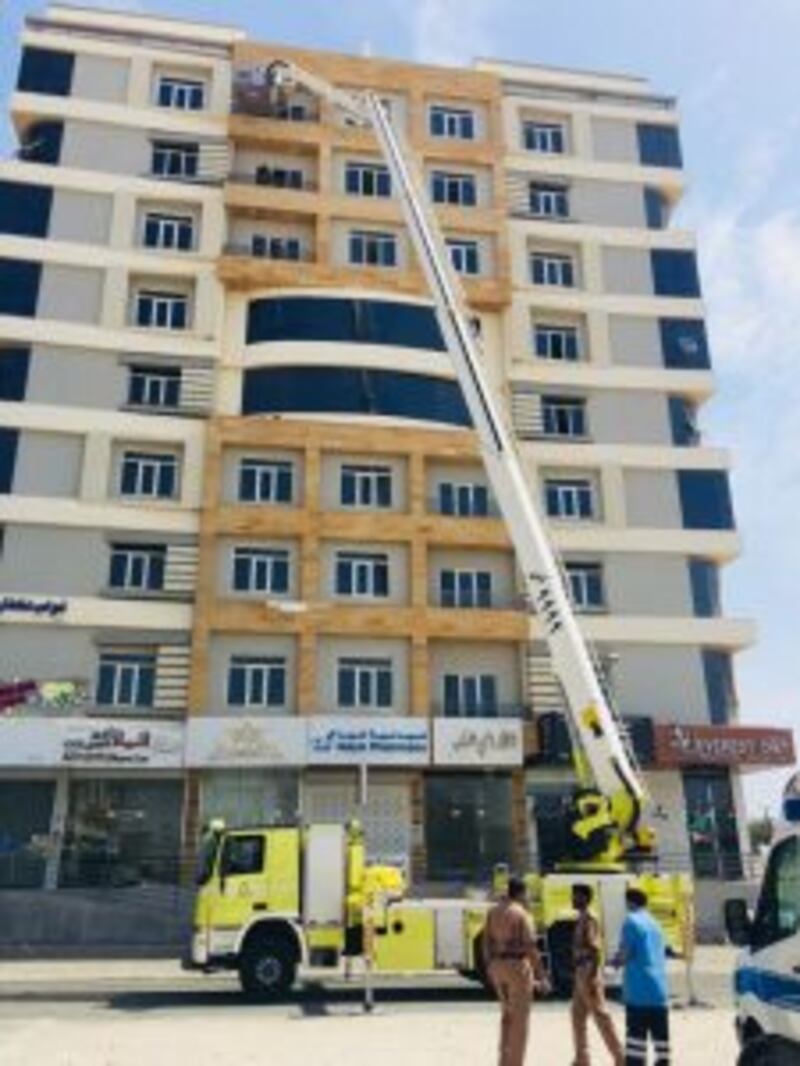 إنقاذ محتجزين في حريق بالسيب