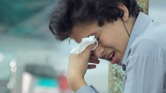 مشهد حقيقي آخر في مسقط: طفل مرمي يستنجد بالمارة وأبوه يرفض تدخل الجيران