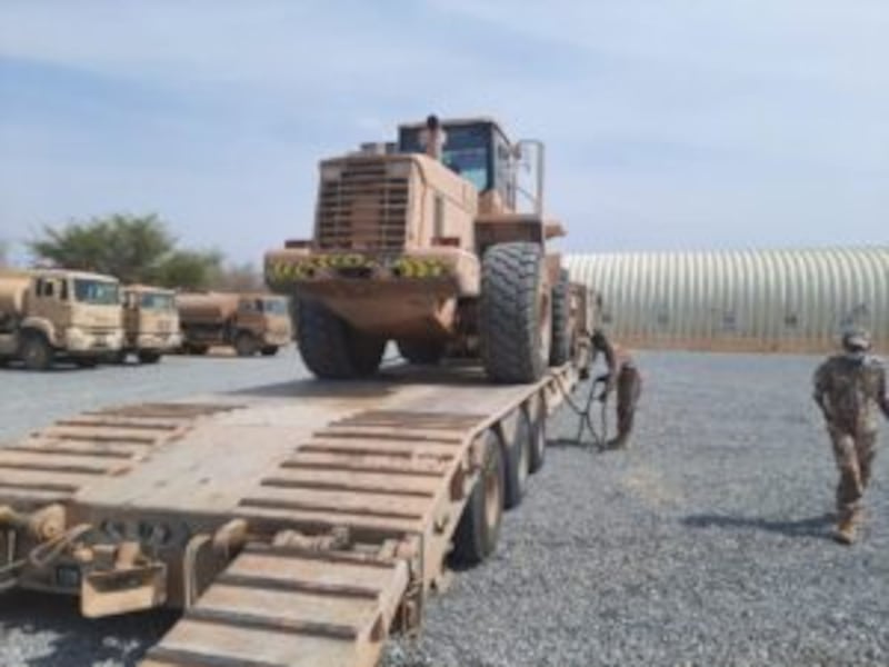 وزارة الدفاع ترسل مولدات ومعدات إلى شمال الباطنة