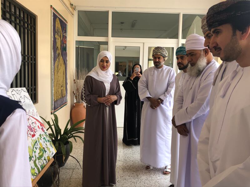 منها حضوره المدارس وهو في زيه العسكري: أكاديميون يتحدثون عن اهتمام السلطان قابوس بالتعليم