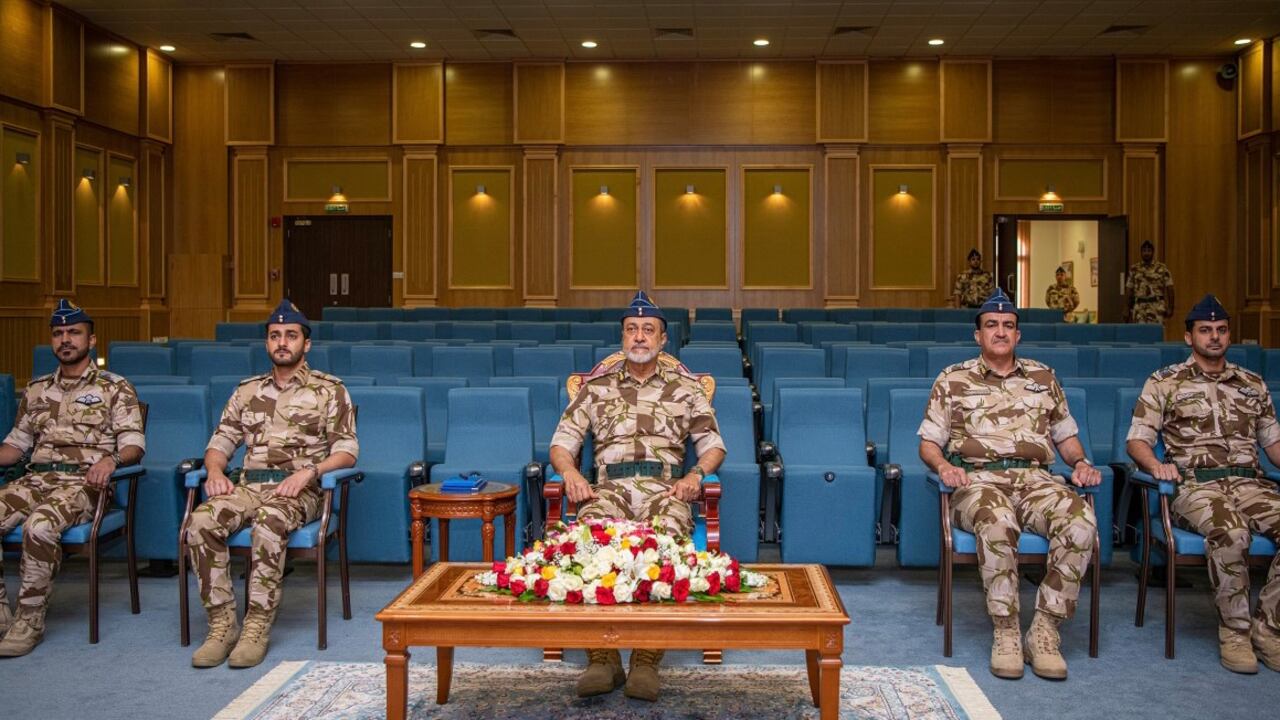 جلالة السلطان يزور قاعدة أدم الجوية