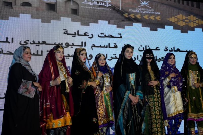 ذكرى الحجريّة لـ “أثير”: إقبال كبير للأجيال الجديدة على الأزياء التقليدية العمانية