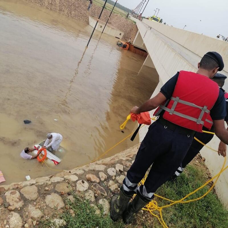 وسط تنبيه من غزارة الأمطار: إنقاذ 3 أشخاص احتجزت مركبتهم في وادٍ