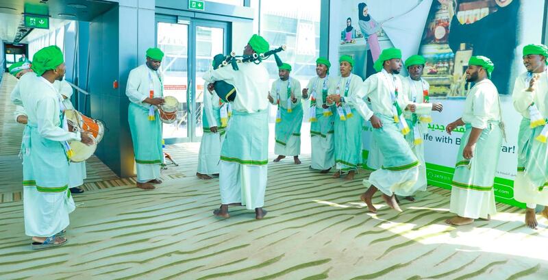 بالصور: مطارات عمان تحتفل باليوم الوطني السعودي الـ٨٩