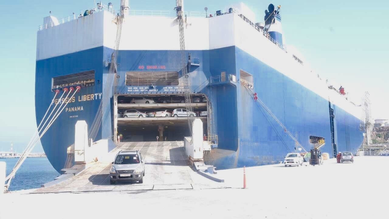 ارتفاع عدد السيارات المشحونة من صلالة إلى اليمن