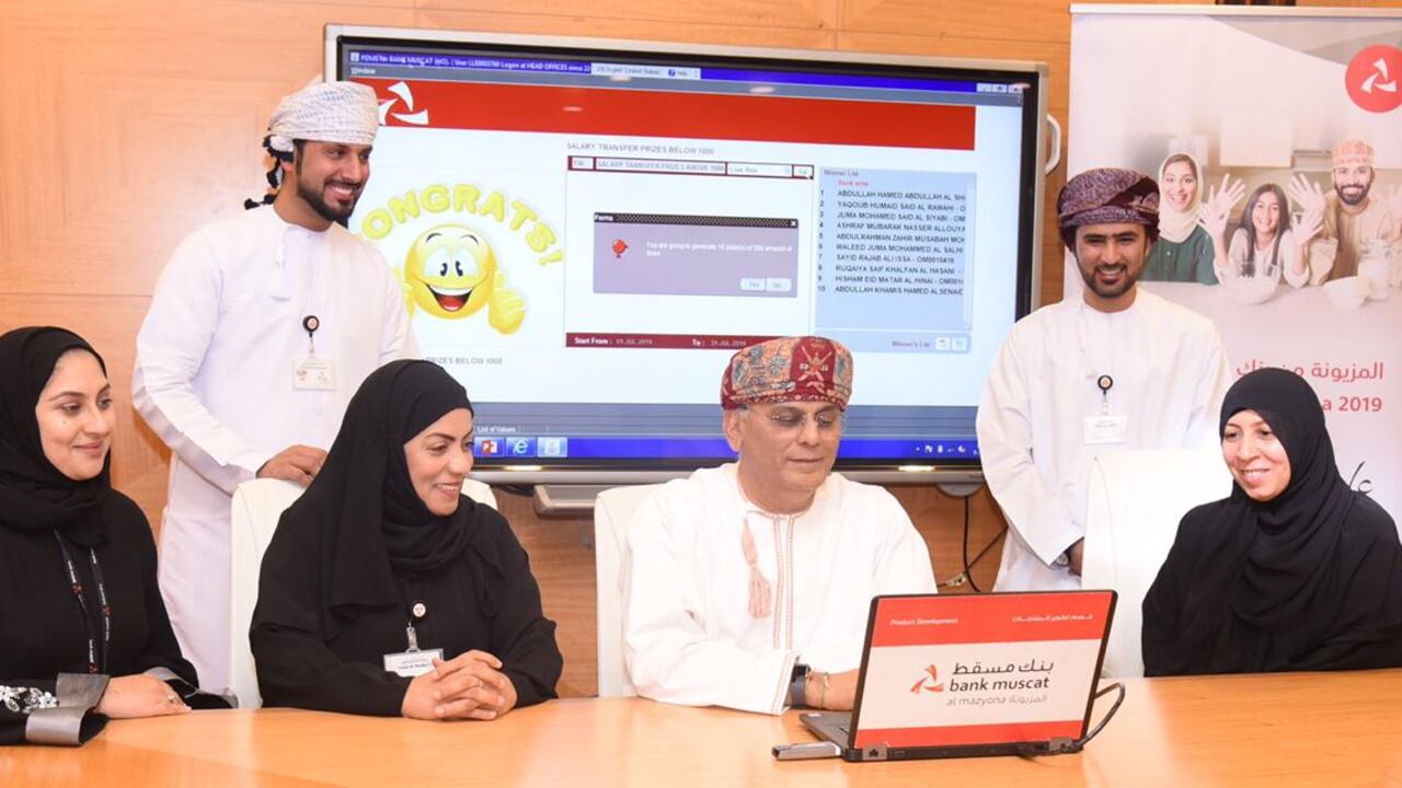 بنك مسقط يجري السحب الشهري على  “حول راتبك ” ضمن جوائز ” المزيونة “