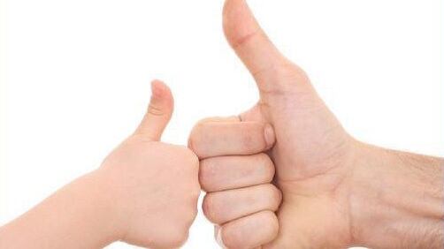 تُريد أن ترى أثر التشجيع والمدح الإيجابي في تعديل سلوك ابنك؟ طبّق هذه النصائح